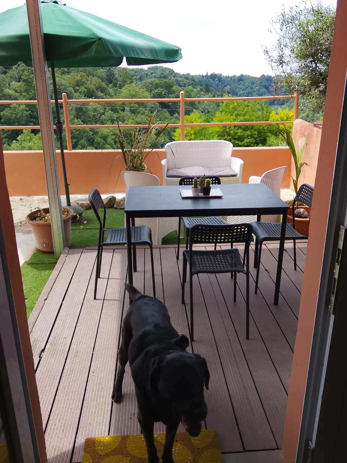 Il giardino verde che circonda Borgo Antico