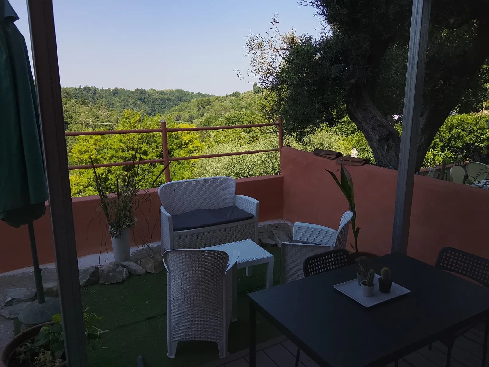 Terrazza di Borgo Antico immersa nel paesaggio verde di Montecastello