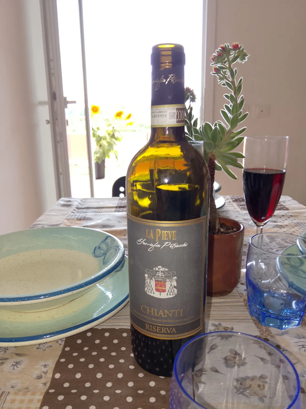 Vino e dettagli sulla tavola apparecchiata