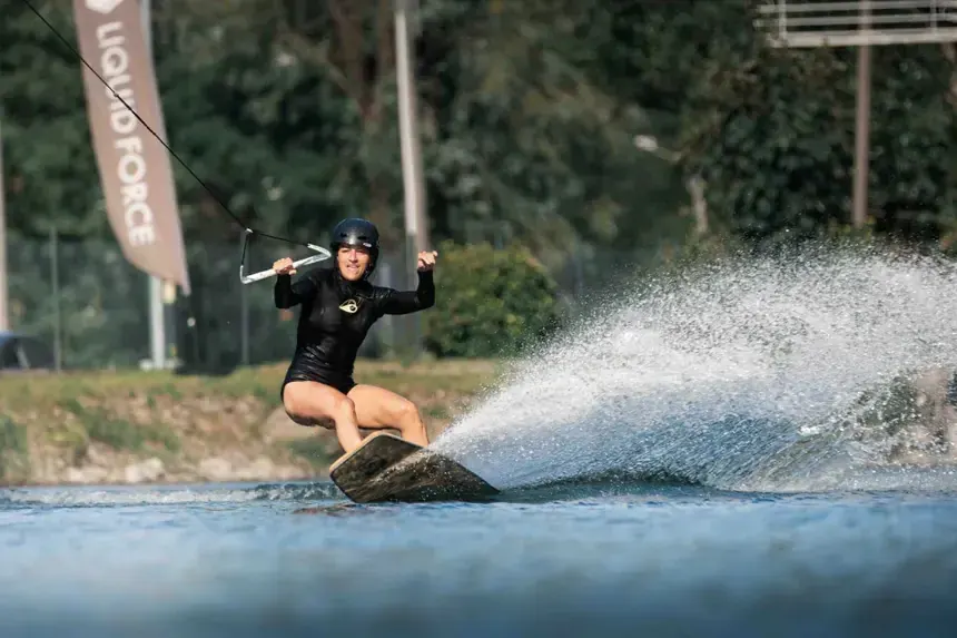Wakeboarder in salto sopra l'acqua durante una sessione