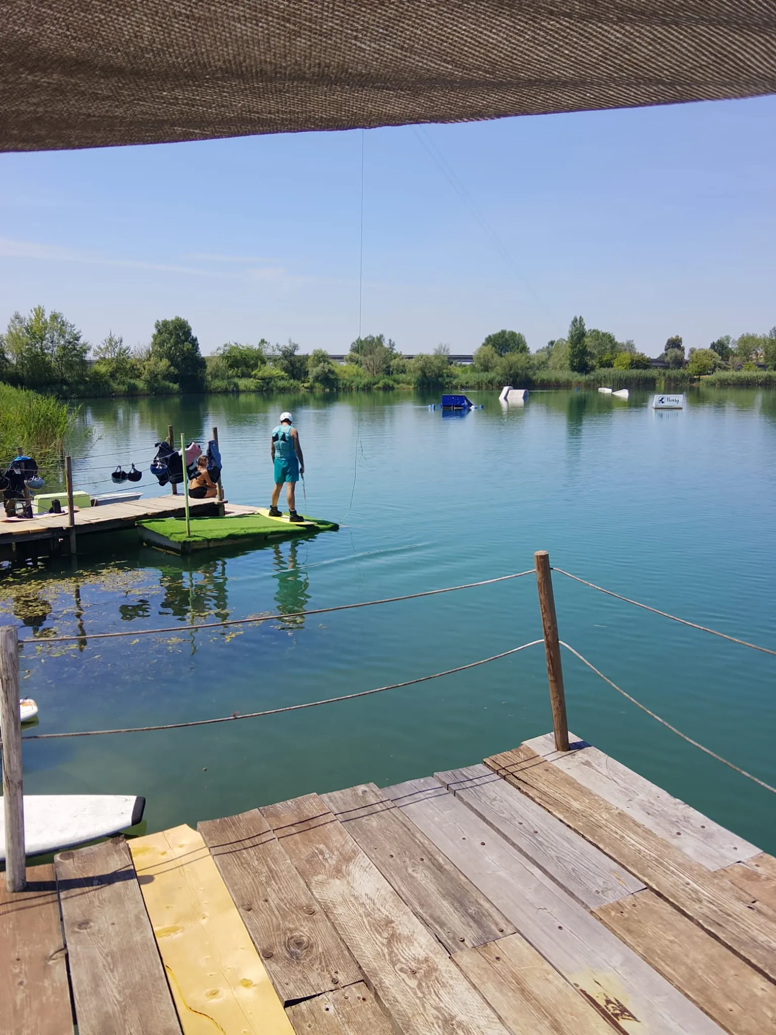 Lago e pontile di partenza del Wake Park Pontedera